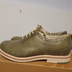 UGG W CAELYN does shoes. Size 6. 1004564W/SAG. Green color. New with box.